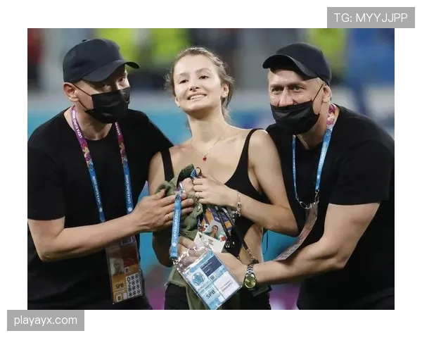 汉堡人民公园举办庆祝活动,球迷齐聚共迎欧洲杯激烈对决 汉堡人民公园举办庆祝活动,球迷齐聚共迎欧洲杯激烈对决