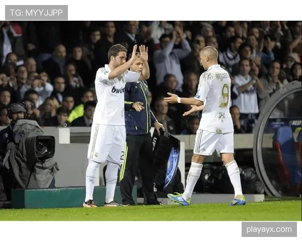 本泽马与伊瓜因战术角色对比：全能前锋 vs 终结专家