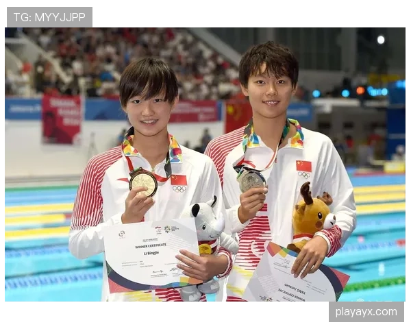 李冰洁训练完顺手拎走三块金牌，回家当锅盖用？